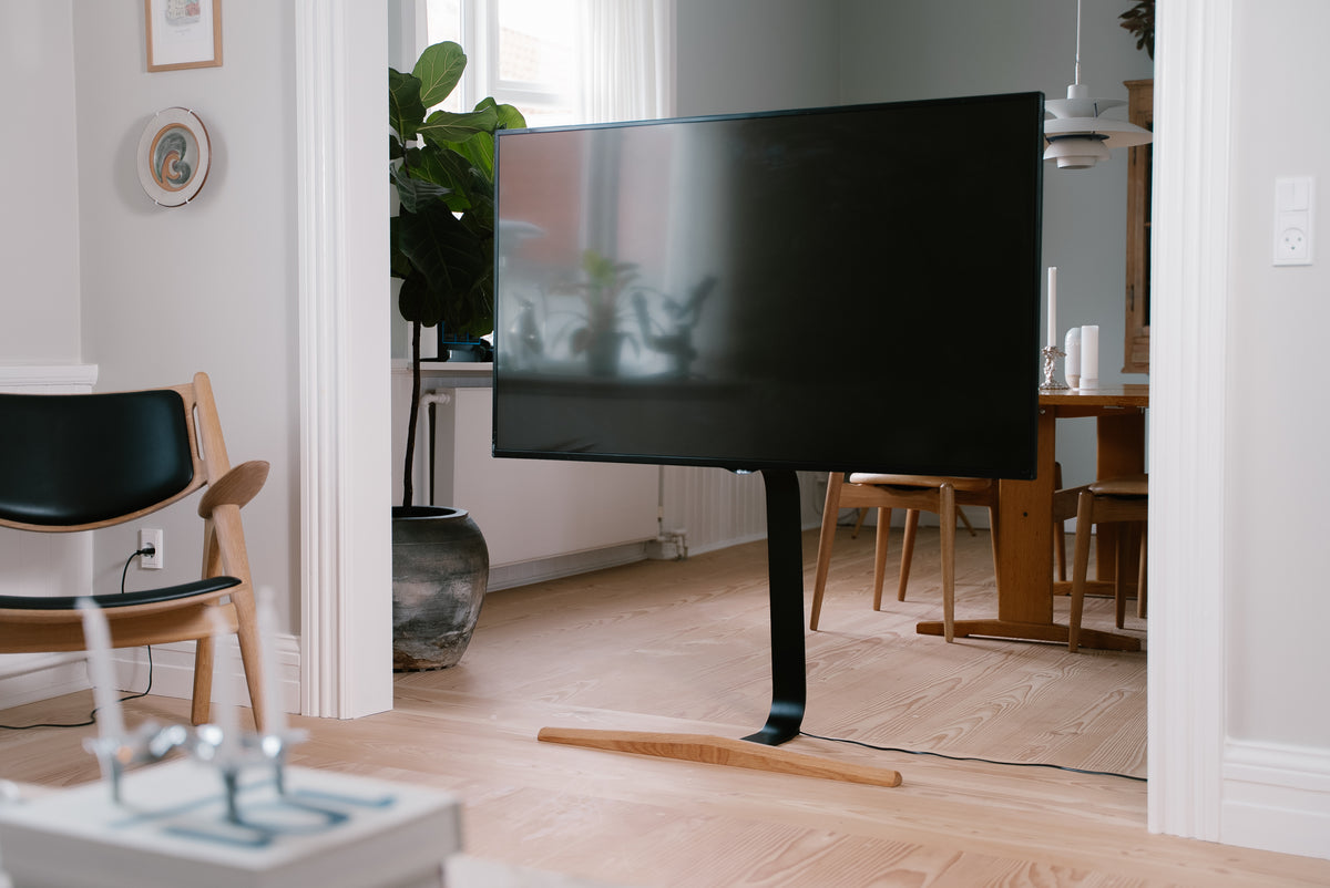 TV stand with swivel function in oak – NOMI