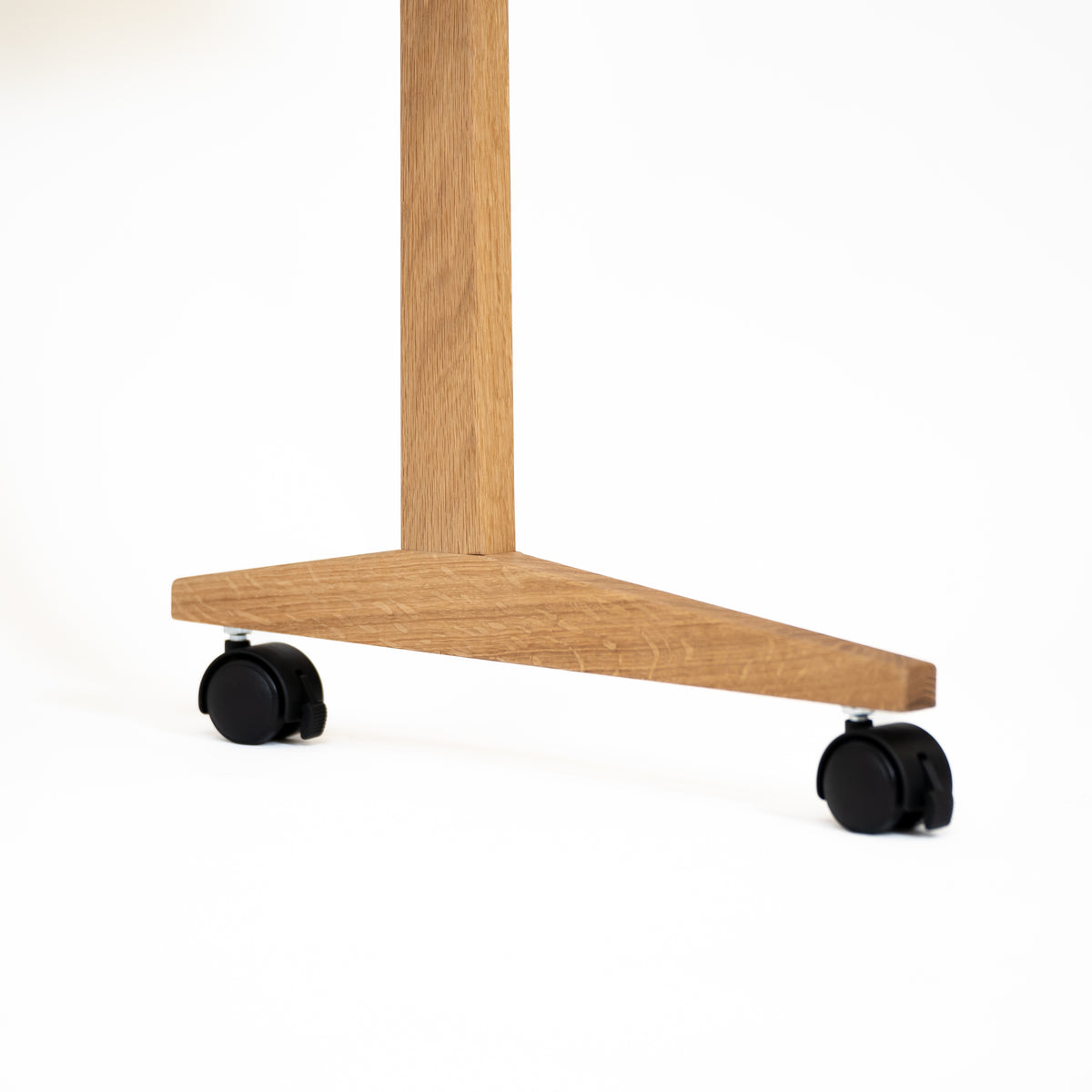 tv-meubel op wielen van eikenhout – SIKA