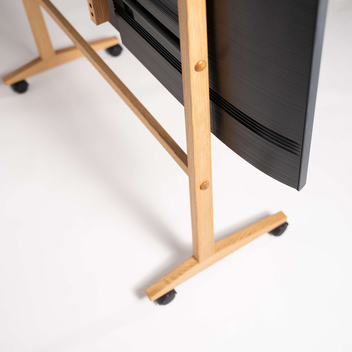 tv-meubel op wielen van eikenhout – SIKA