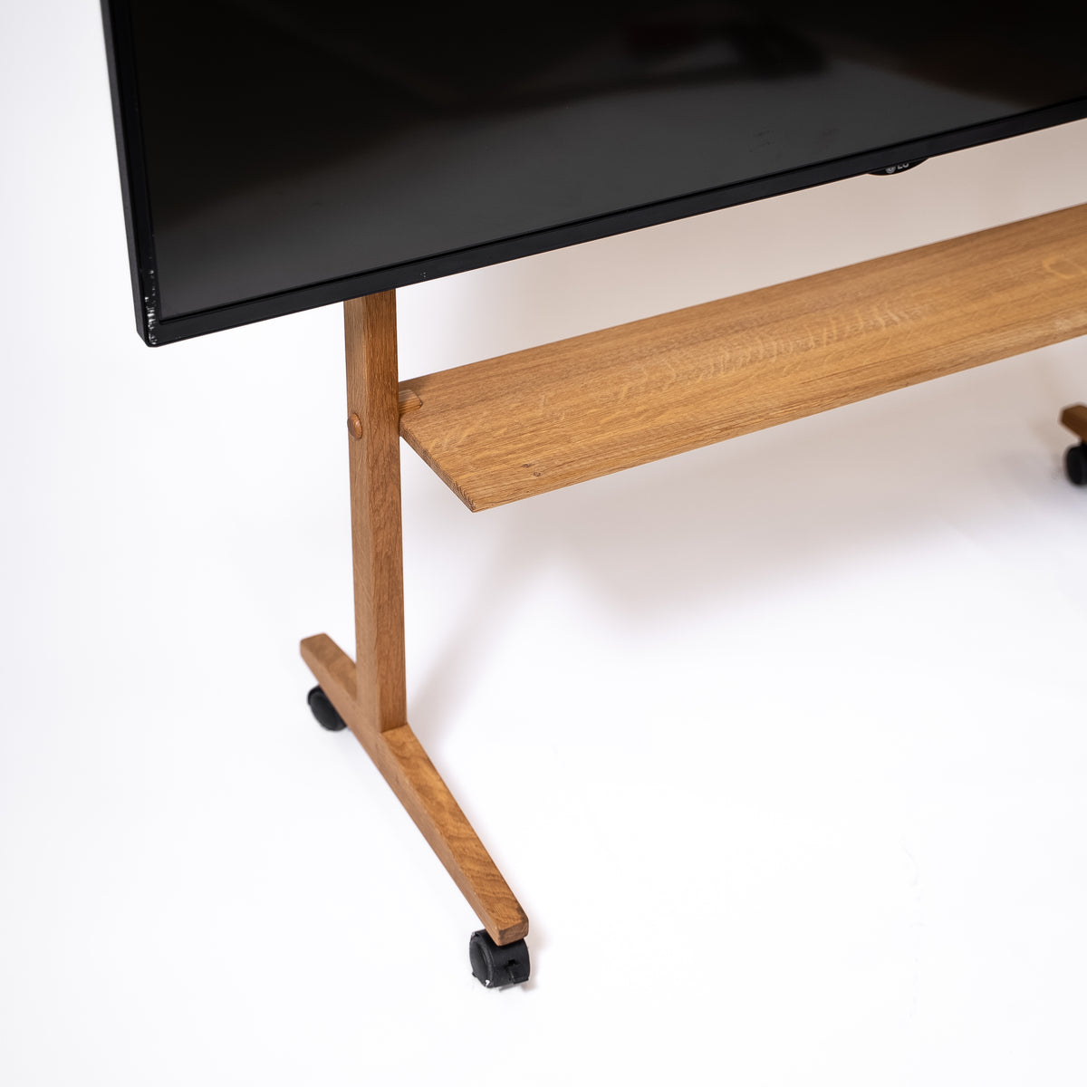 Eikenhouten plank voor tv-meubel op wielen – SIKA