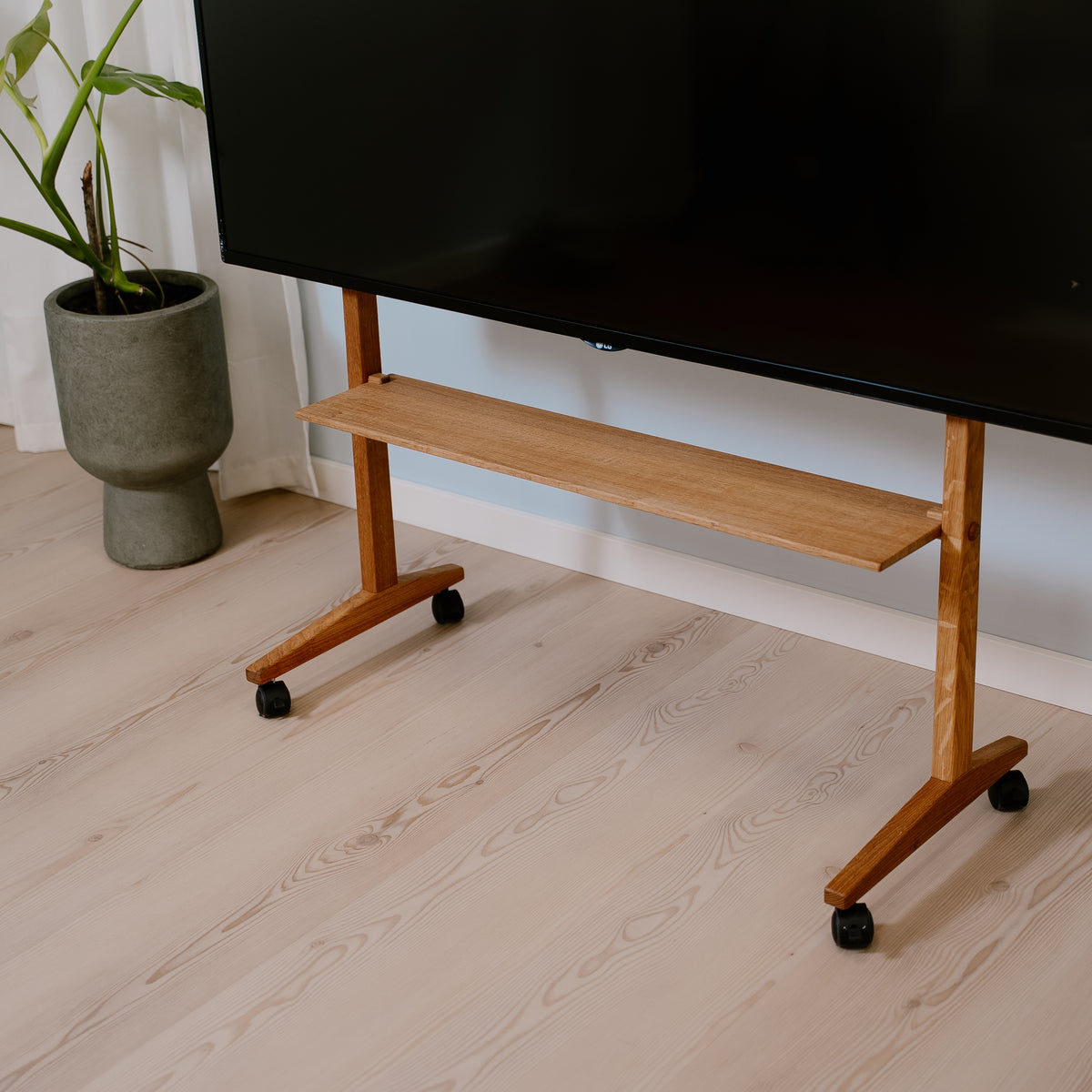 Eikenhouten plank voor tv-meubel op wielen – SIKA